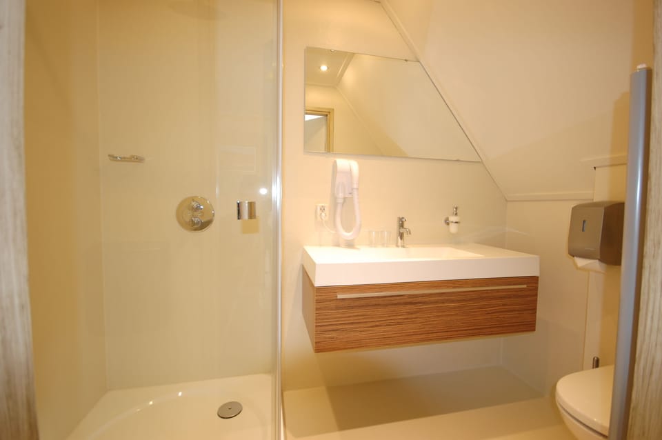 Standard Single Room (mini) | 1 bedroom, minibar, in-room safe, blackout drapes