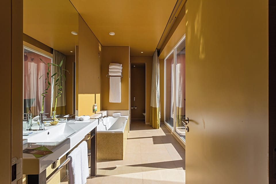 Deluxe Room (Grand View) | Bathroom | Combined shower/tub, free toiletries, hair dryer, bathrobes