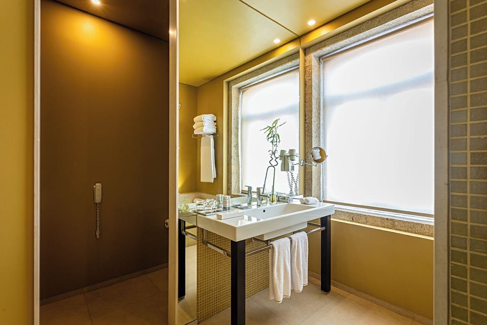 Suite | Bathroom | Combined shower/tub, free toiletries, hair dryer, bathrobes