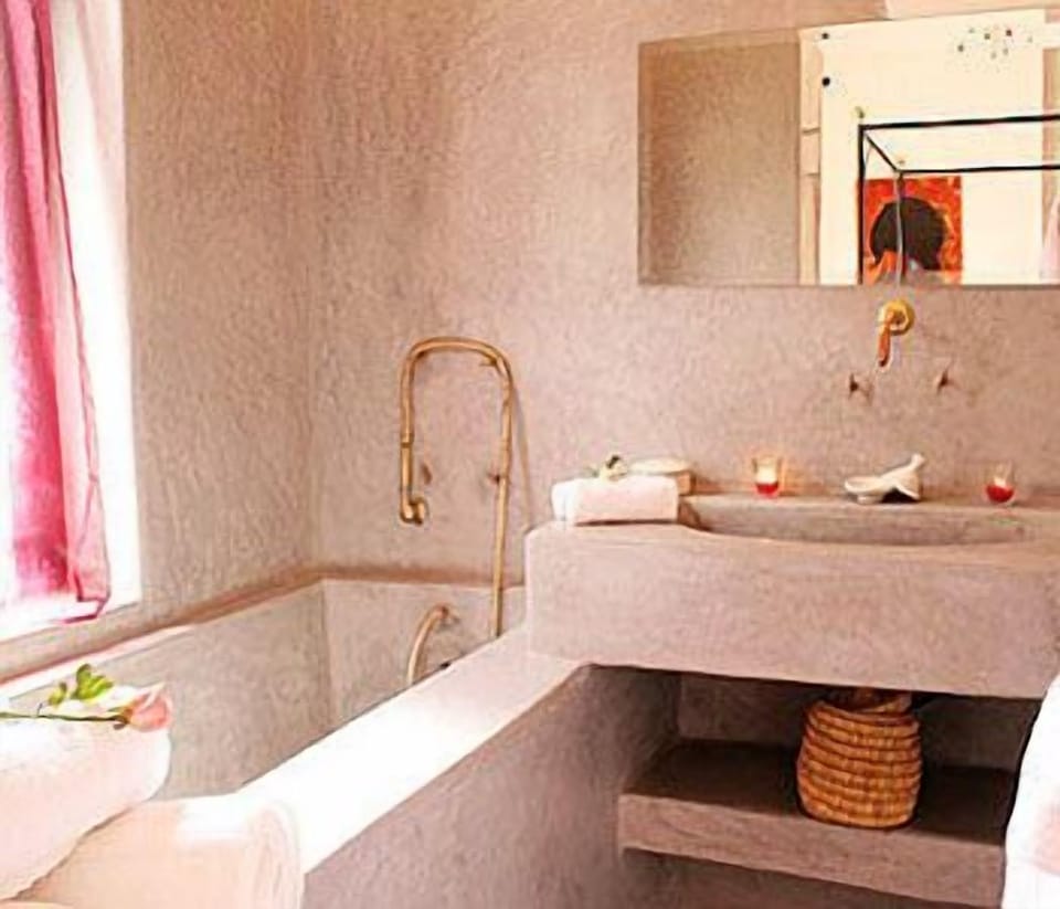 Suite (Dawiya) | Bathroom | Deep soaking tub, designer toiletries, hair dryer, bathrobes