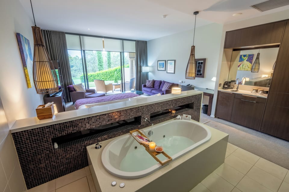 Spa Suite with Golf View, Free Parking and WIFI | Premium bedding, pillowtop beds, minibar, desk