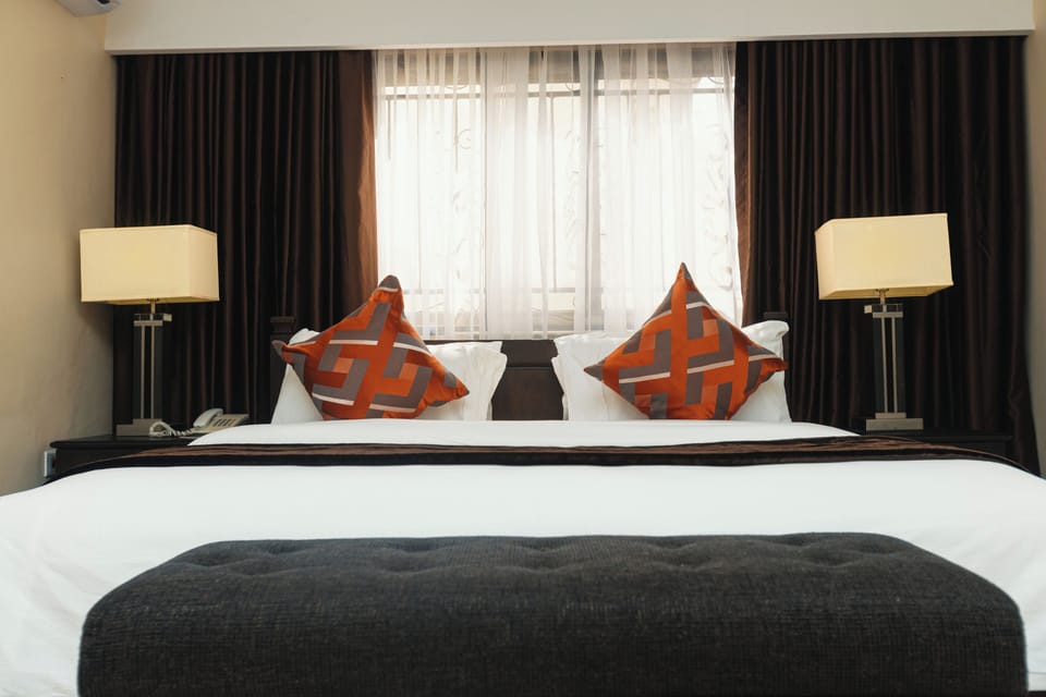 Junior Studio Suite | Minibar, in-room safe, desk, laptop workspace