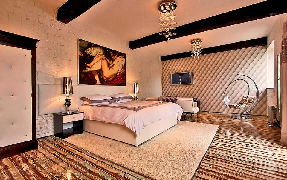Swan Suite with private spa and garden | Premium bedding, desk, soundproofing, rollaway beds