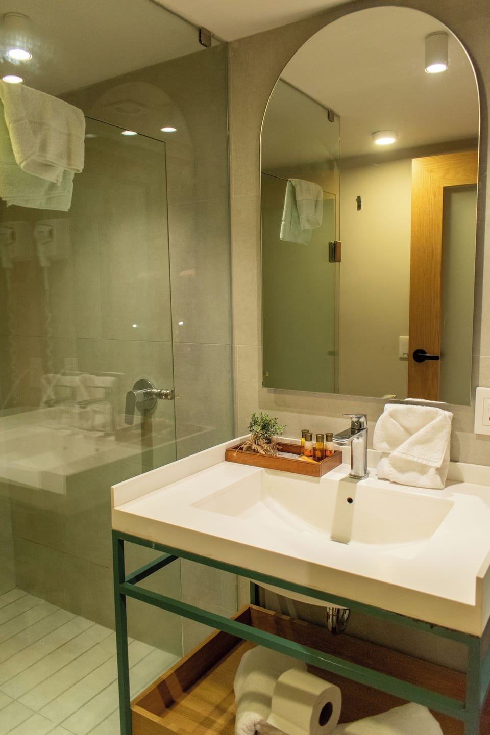 Executive Room, 1 King Bed | Bathroom | Shower, free toiletries, towels