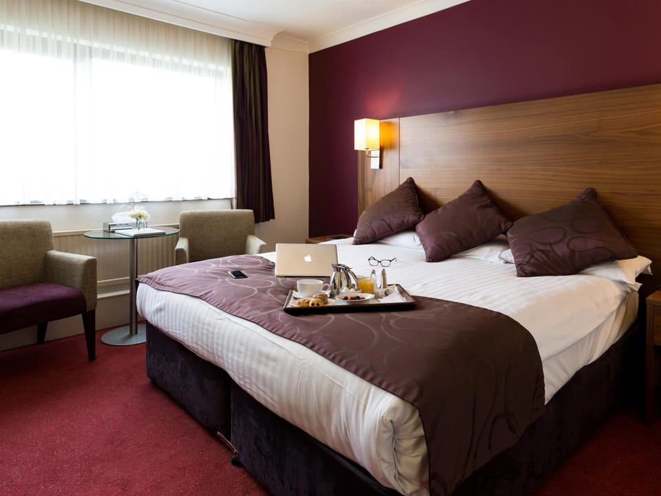 Standard Room, 1 King Bed | In-room safe, desk, soundproofing, iron/ironing board