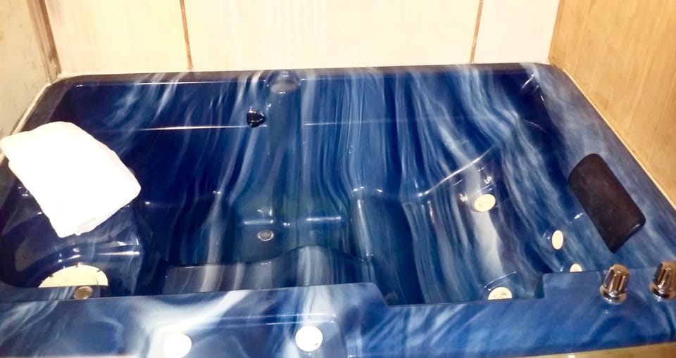 King Suite with Spa Bath, Nonsmoking | Jetted tub