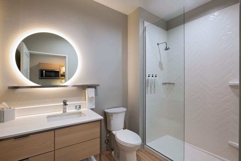 Combined shower/tub, free toiletries, hair dryer, towels