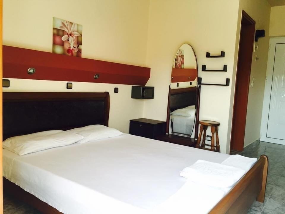 Studio (for 2) | Egyptian cotton sheets, premium bedding, in-room safe, laptop workspace