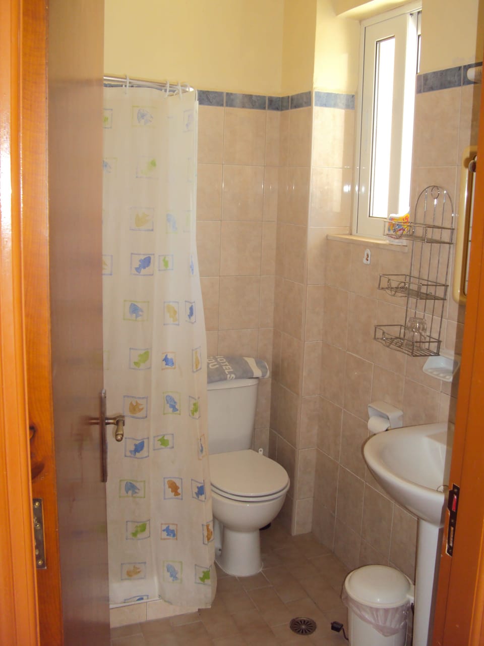 Shower, rainfall showerhead, free toiletries, towels