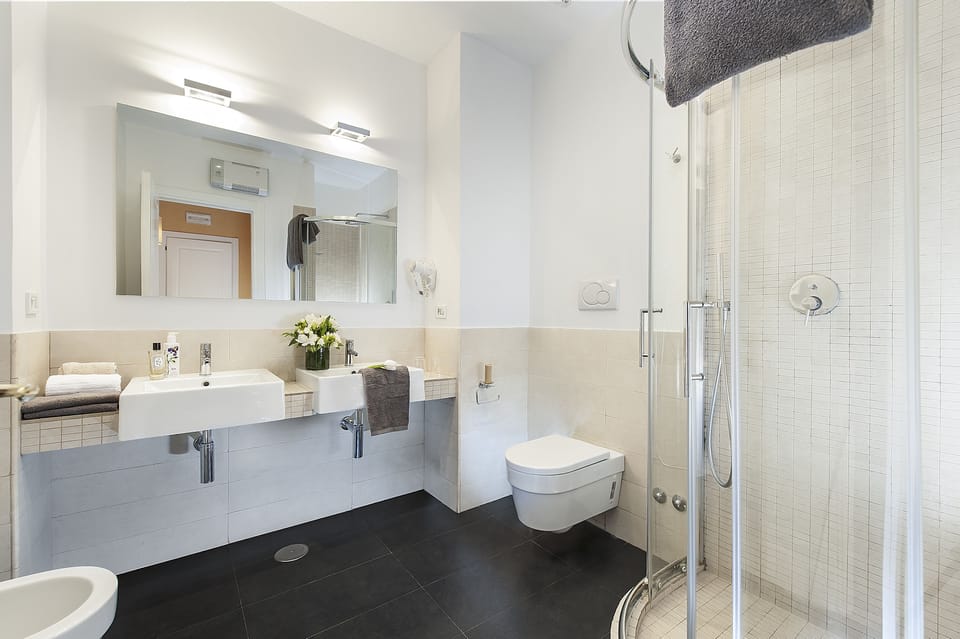 Comfort Double Room | Bathroom | Shower, free toiletries, hair dryer