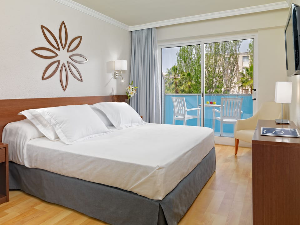 In-room safe, desk, free WiFi, bed sheets