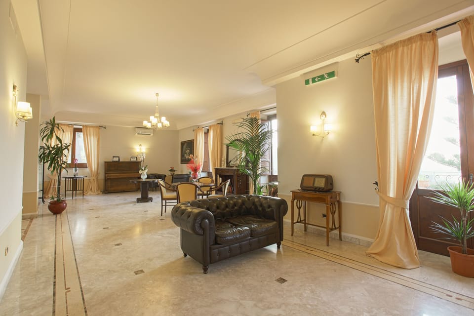 Lobby lounge