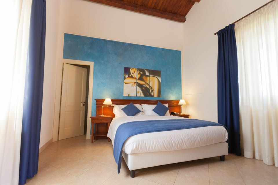 Deluxe Studio Suite, Hot Tub, Sea View | 1 bedroom, minibar, in-room safe, desk