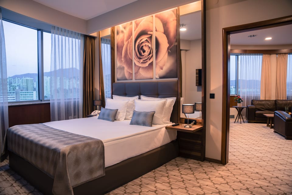 Deluxe Suite | Select Comfort beds, minibar, in-room safe, desk