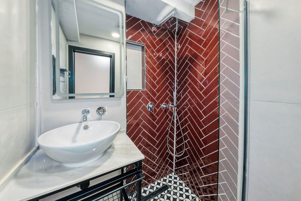Family Room | Bathroom | Shower, free toiletries, hair dryer, towels