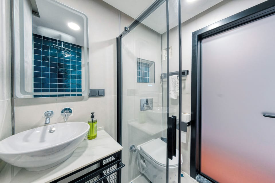 Standard Double or Twin Room | Bathroom | Shower, free toiletries, hair dryer, towels