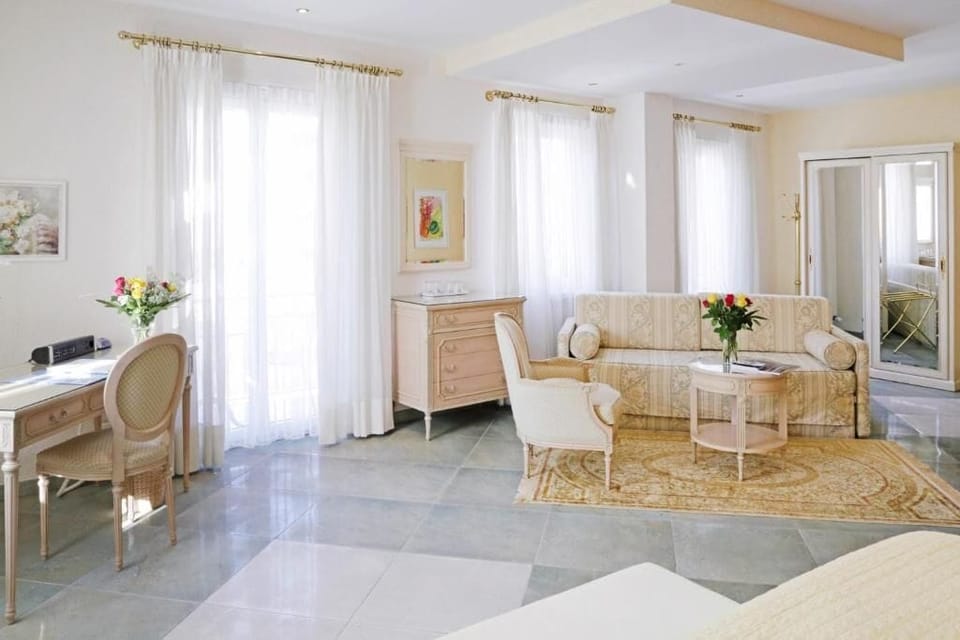 Suite with Partial Lake View from the Balcony | Living area | LCD TV, table tennis, books