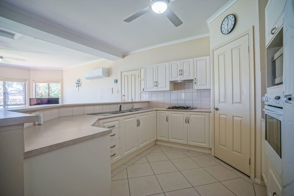 KITCHEN WITH MARINA VIEW