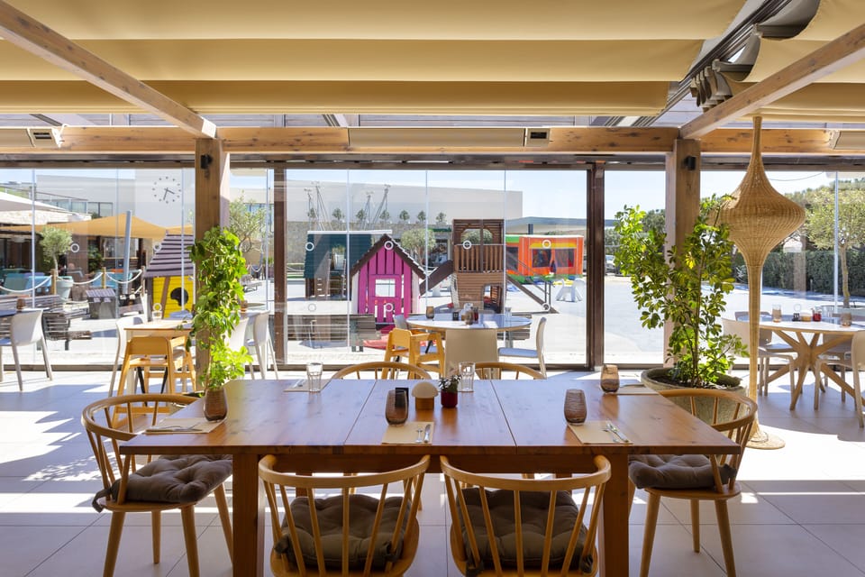 3 restaurants; breakfast, lunch, and dinner served