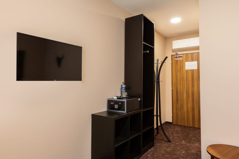 Deluxe Single Room, 1 Twin Bed, Non Smoking | Select Comfort beds, in-room safe, desk, soundproofing