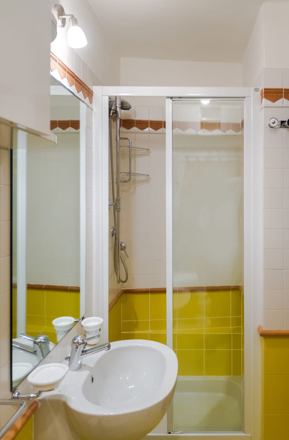Standard Double Room | Bathroom | Shower, hydromassage showerhead, free toiletries, hair dryer