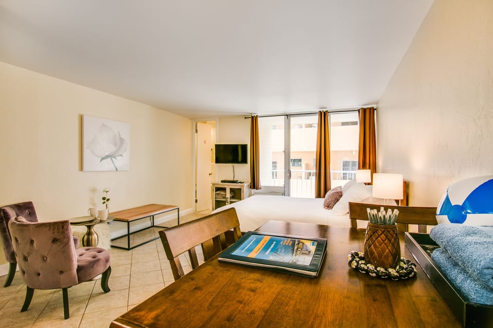 The simplistic elegance of suite 304 waits you.