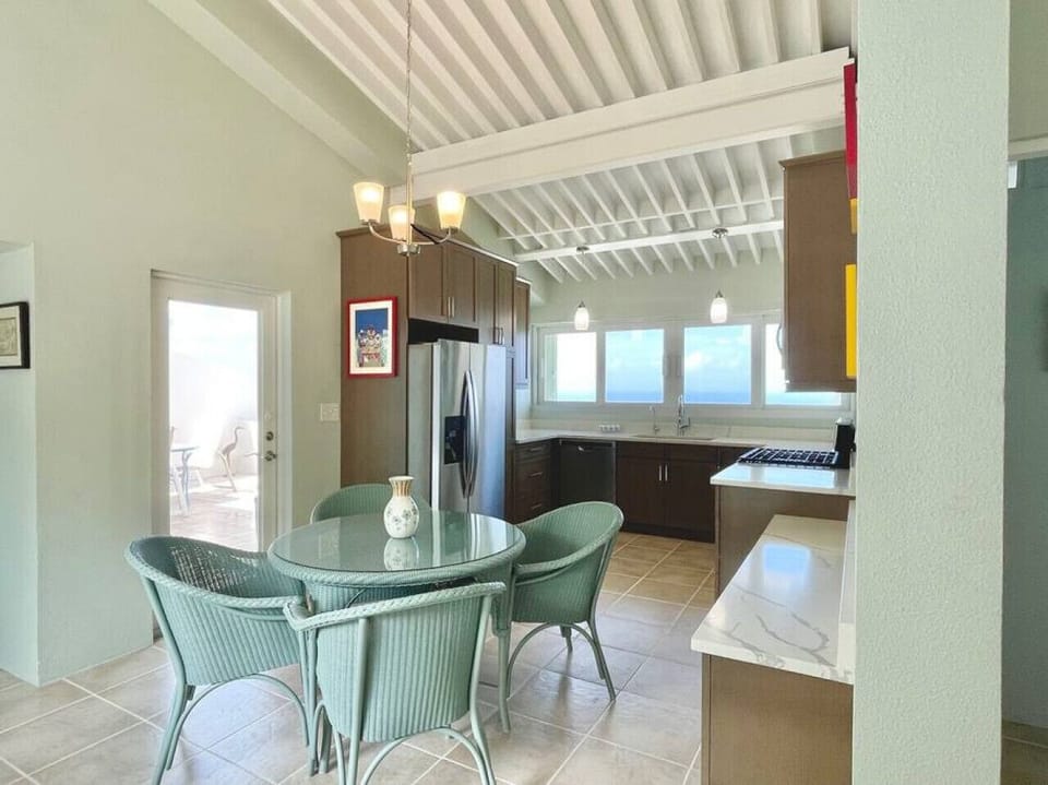 Dining Area & Kitchen!