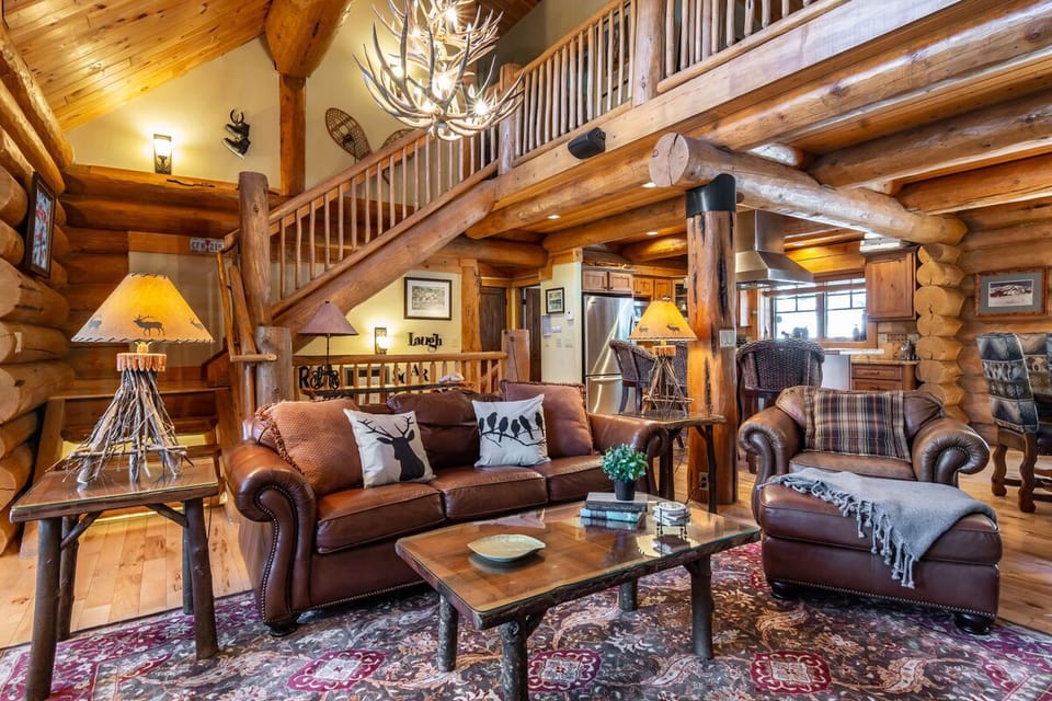 Charming log townhome with mountain decor