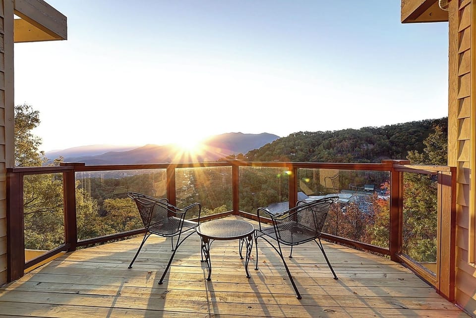 Beautiful sunrise over Mount Le Conte