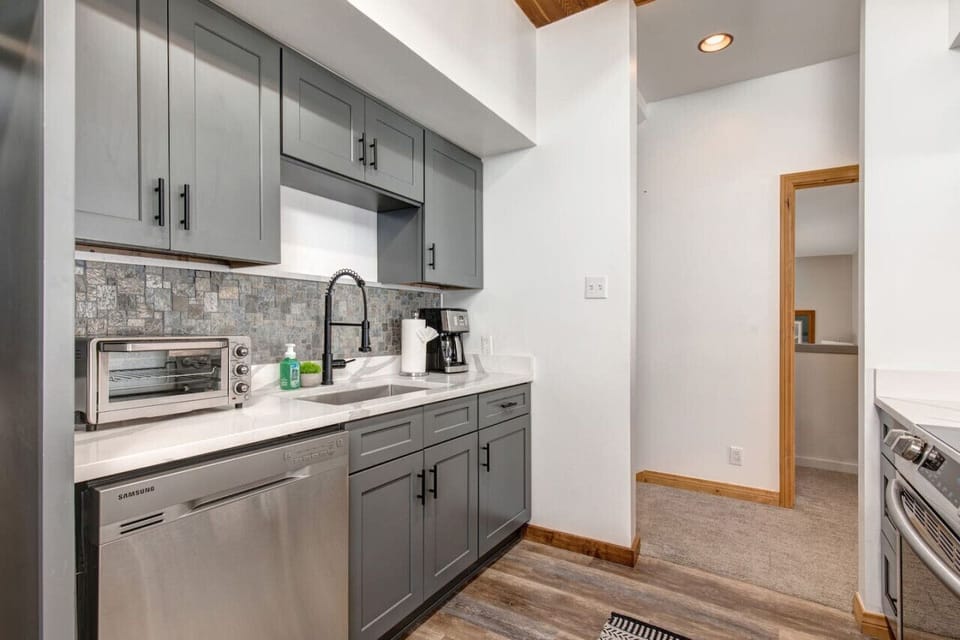 A beautiful new kitchen to gather, cook and enjoy!