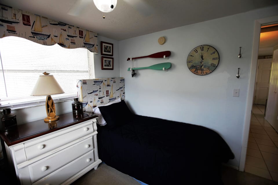 Guest bedroom
