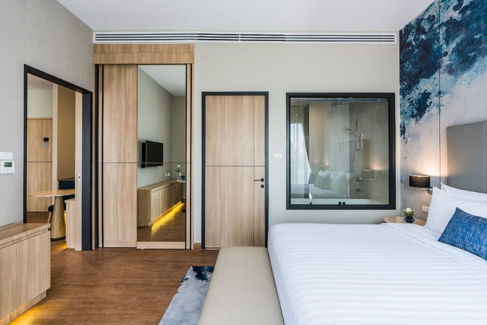 Premier Suite | In-room safe, desk, laptop workspace, blackout drapes