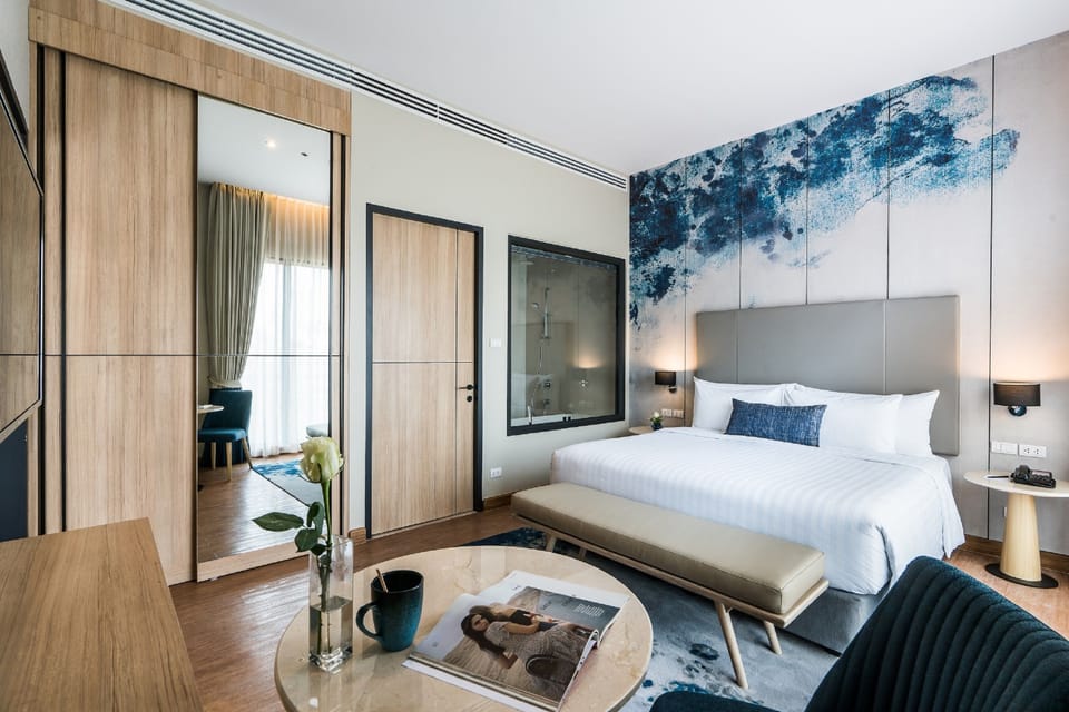 Premier Grand Suite | In-room safe, desk, laptop workspace, blackout drapes