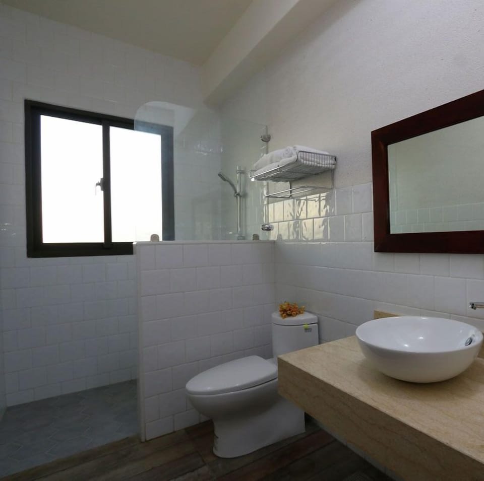 Shower, rainfall showerhead, free toiletries, hair dryer