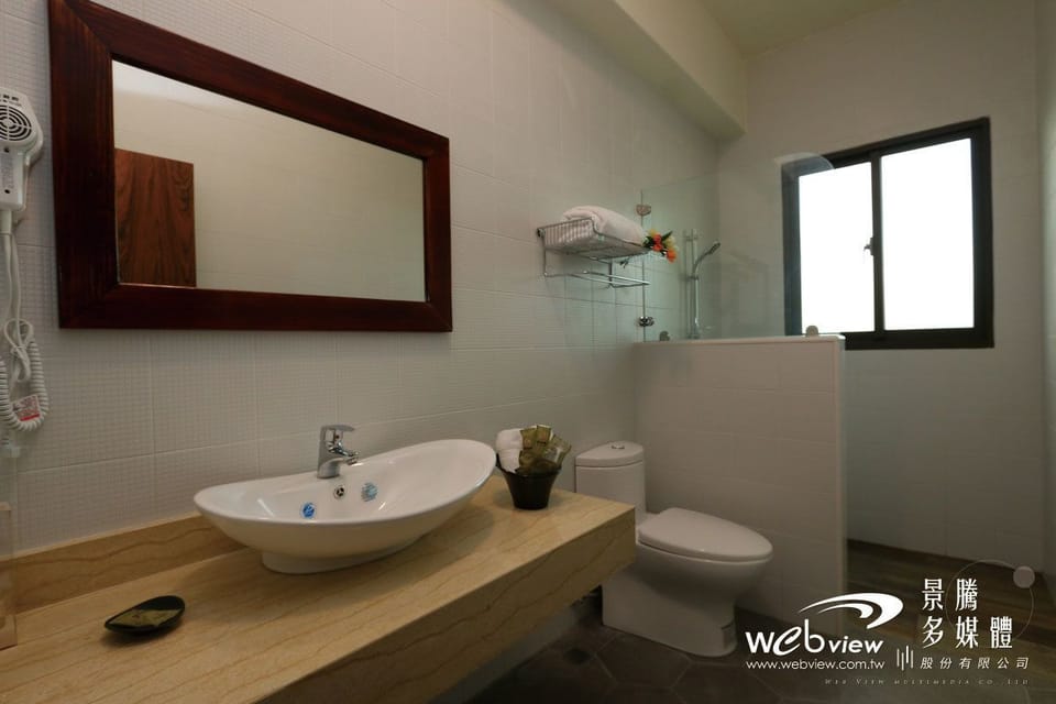 Standard Double Room | Bathroom | Shower, rainfall showerhead, free toiletries, hair dryer