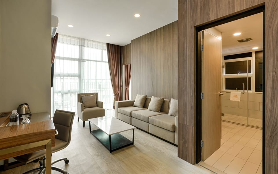 Presidential Suite, 1 Queen Bed, Non Smoking | Living room | 40-inch flat-screen TV with digital channels, TV