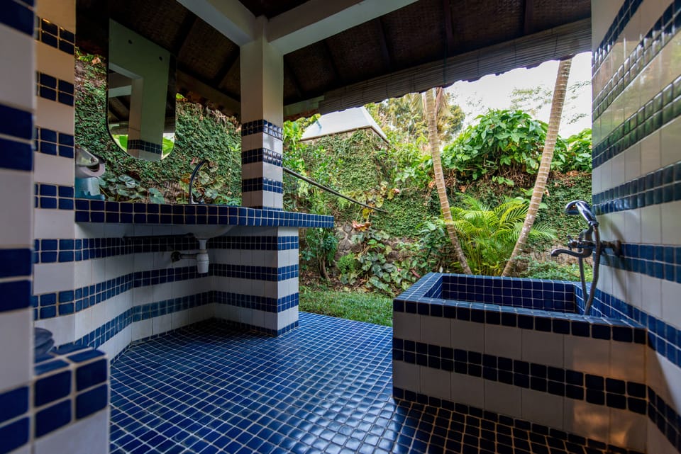 Classic Room | Bathroom | Combined shower/tub, deep soaking tub, towels