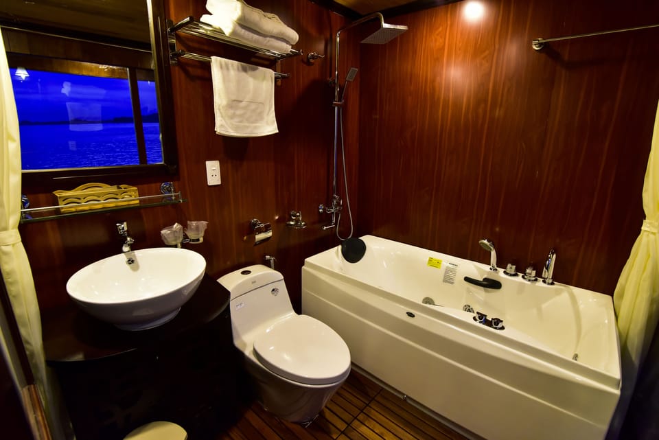 Suite Double or Twin Room, Balcony | Bathroom | Free toiletries, hair dryer, slippers, towels