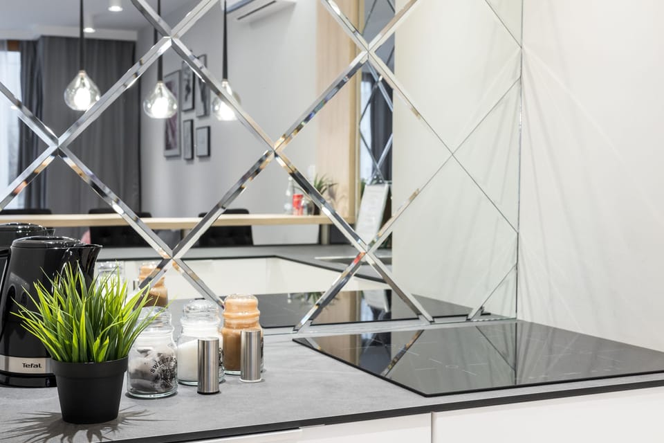 Deluxe Apartment | Private kitchen | Full-size fridge, microwave, oven, stovetop