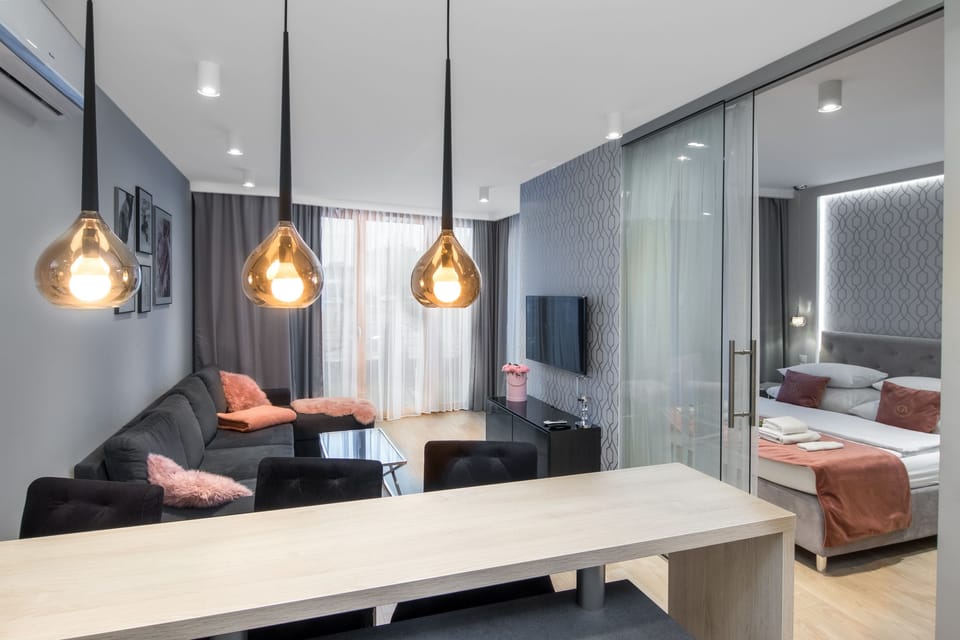 Deluxe Apartment | Blackout drapes, soundproofing, iron/ironing board, cribs/infant beds