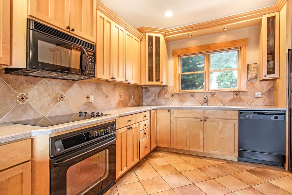 Condo, 3 Bedrooms | Private kitchen | Fridge, microwave, oven, dishwasher