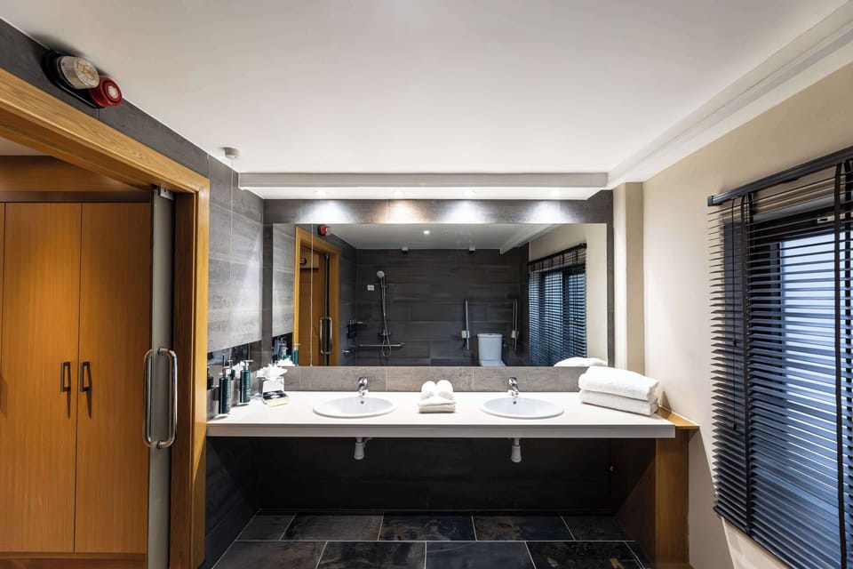 Room, 1 Queen Bed, Accessible | Bathroom | Shower, eco-friendly toiletries, hair dryer, towels