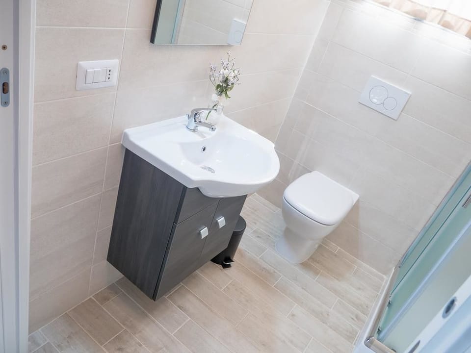 Shower, rainfall showerhead, free toiletries, hair dryer