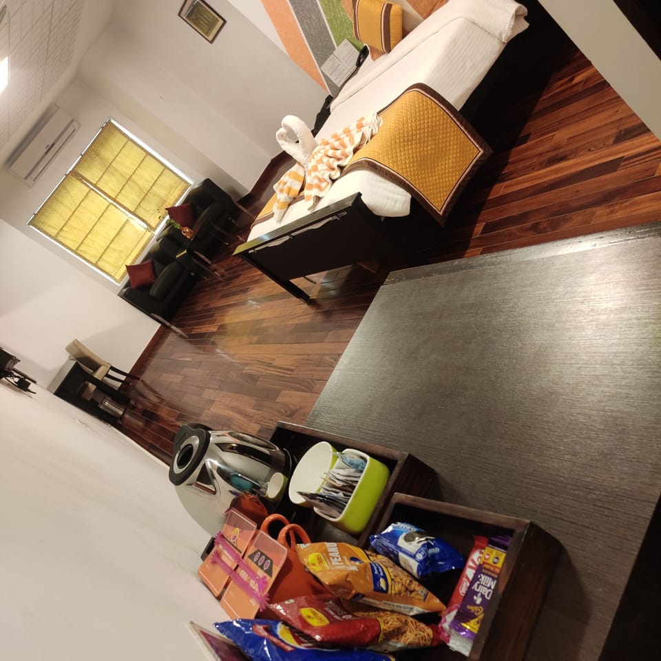 Executive Room | Premium bedding, down comforters, memory foam beds, minibar
