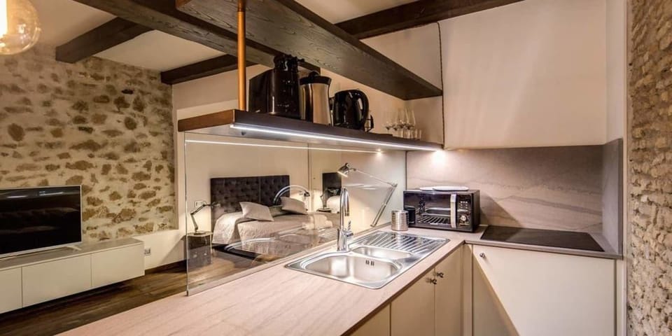 Studio Suite, Ground Floor | Private kitchenette | Fridge, microwave, oven, stovetop
