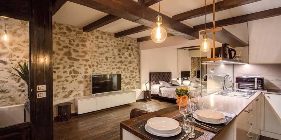 Studio Suite, Ground Floor | Private kitchenette | Fridge, microwave, oven, stovetop