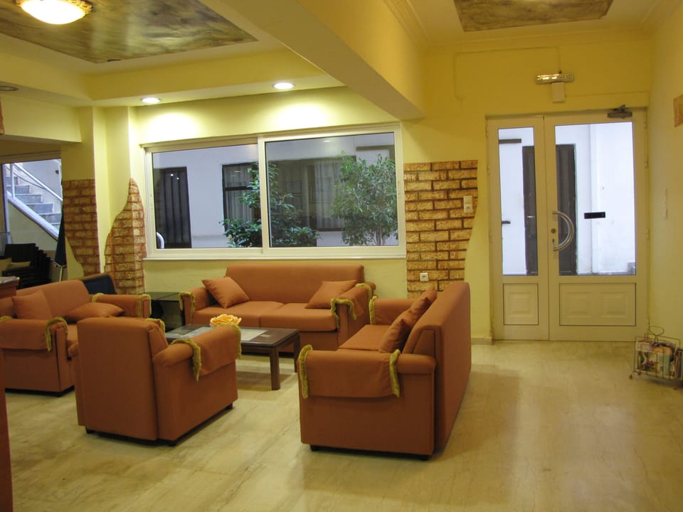 Economy Double Room | Lobby sitting area