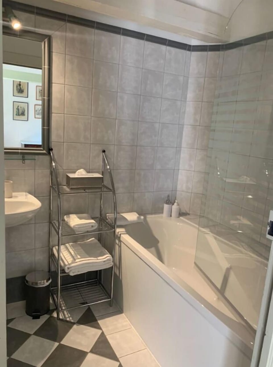 Standard Room, Garden View | Bathroom | Deep soaking tub, rainfall showerhead, towels, soap