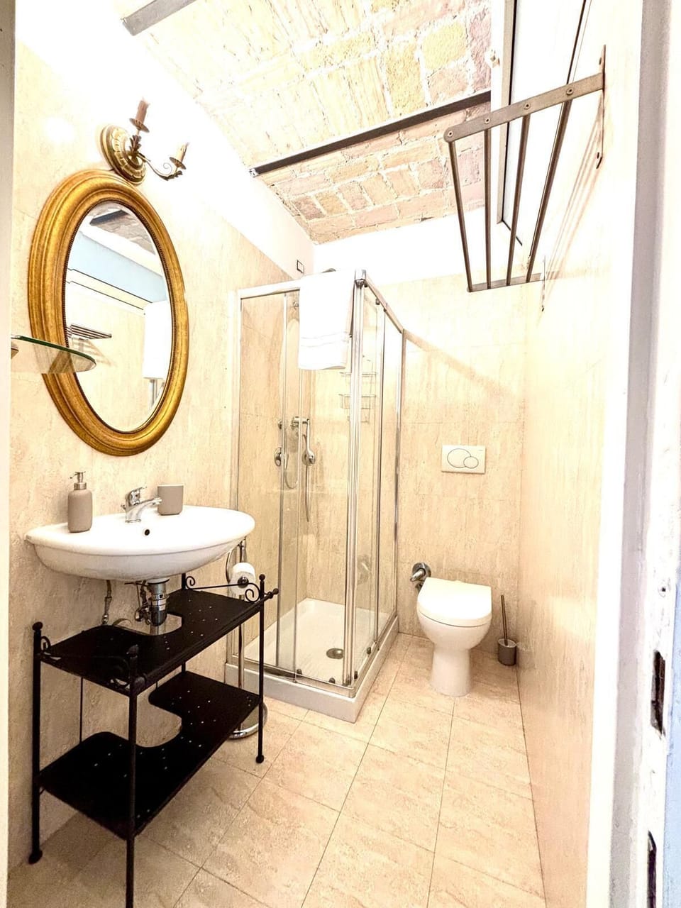 King Double Room | Bathroom | Shower, hair dryer, towels, soap