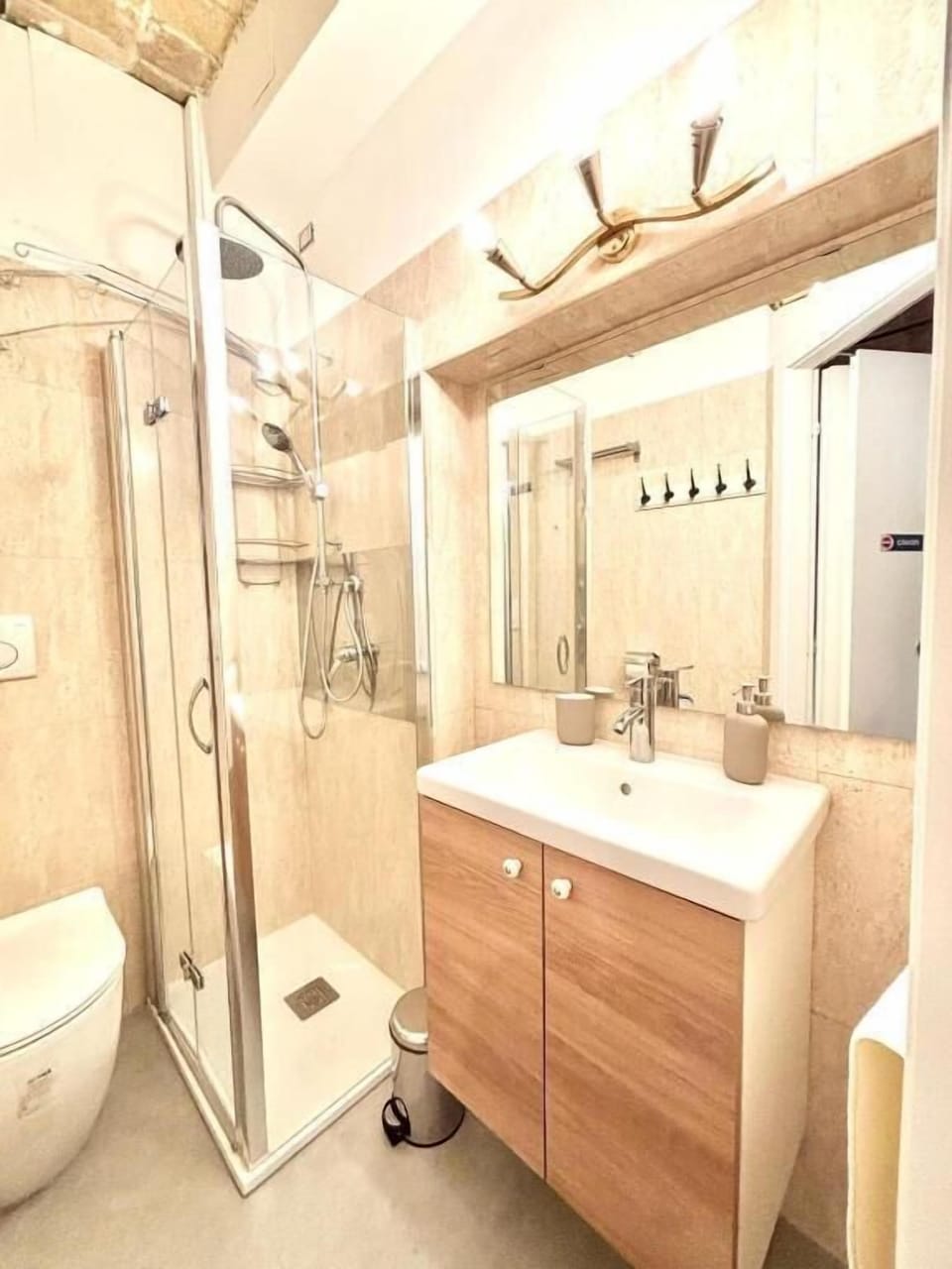 Jack Single Room | Bathroom | Shower, hair dryer, towels, soap